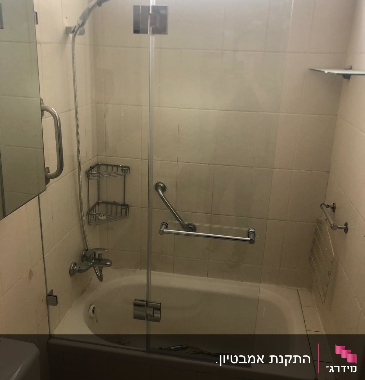 מקלחת עם אמבטיה, דוש ומדף זכוכית